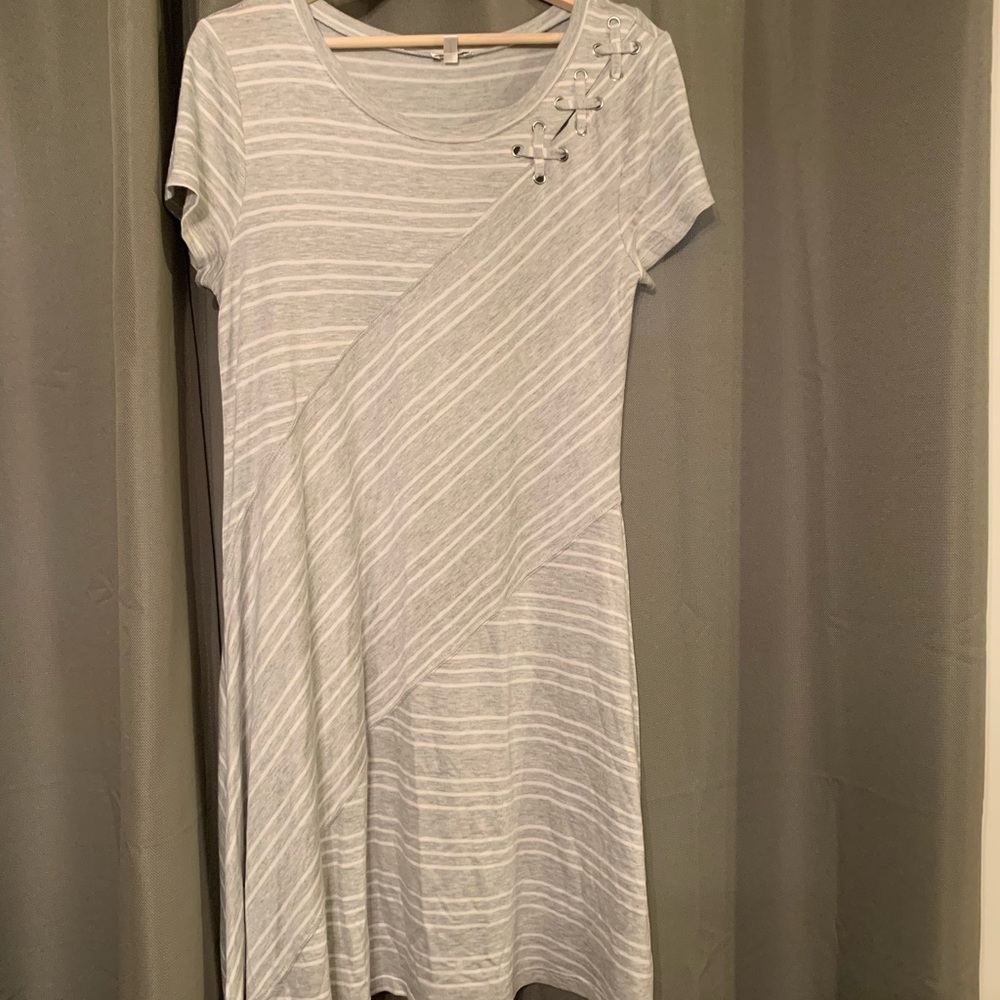 🌸 White & Light Gray Casual Dress